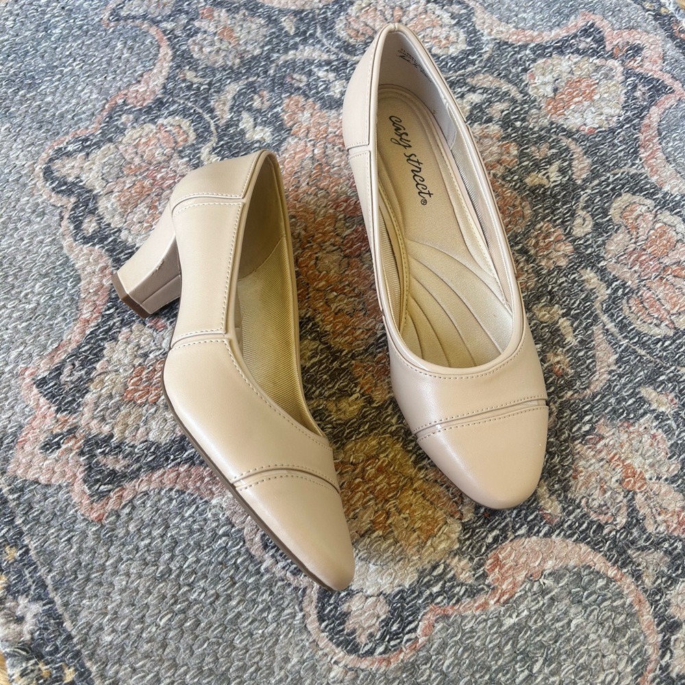 Easy Street Women's Tan Block Heels